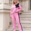compleu-dama-roz-cu-funda-neagra-statement