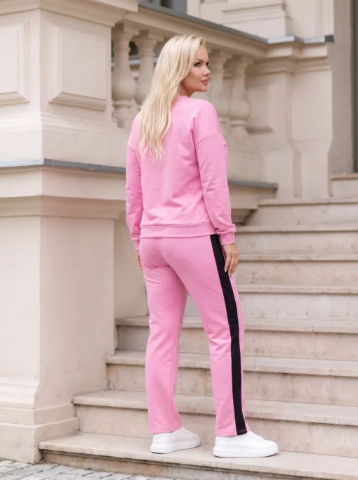 compleu-dama-roz-cu-funda-neagra-statement