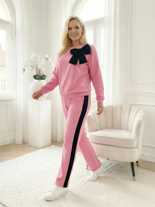 compleu-dama-roz-cu-funda-neagra-statement