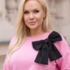 compleu-dama-roz-cu-funda-neagra-statement