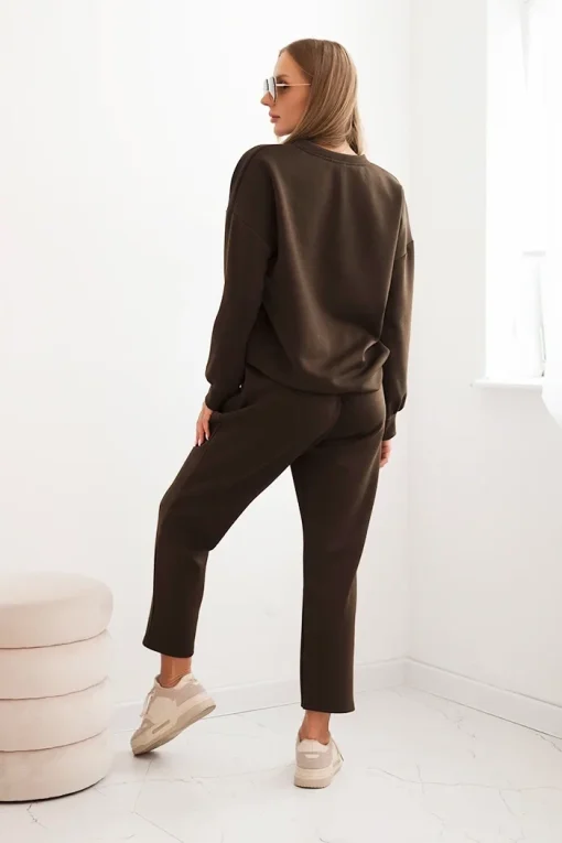 compleu-din-vascoza-maro-cu-aplicatie-decorativa-si-pantaloni-lejeri