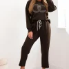 compleu-din-vascoza-maro-cu-aplicatie-decorativa-si-pantaloni-lejeri