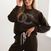 compleu-din-vascoza-maro-cu-aplicatie-decorativa-si-pantaloni-lejeri