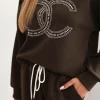 compleu-din-vascoza-maro-cu-aplicatie-decorativa-si-pantaloni-lejeri