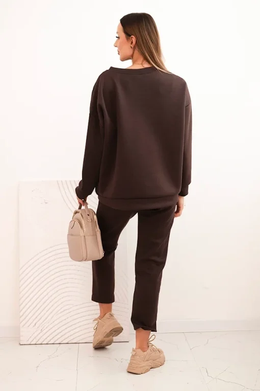 compleu-din-vascoza-maro-cu-bluza-matlasata-si-detaliu-metalic