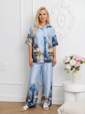 Compleu elegant albastru din satin cu imprimeu artistic si pantaloni largi