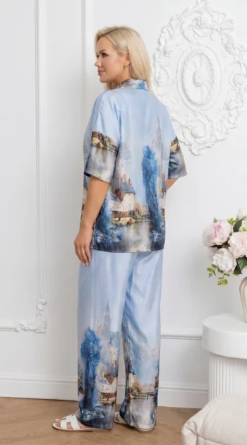 compleu-elegant-albastru-din-satin-cu-imprimeu-artistic-si-pantaloni-largi
