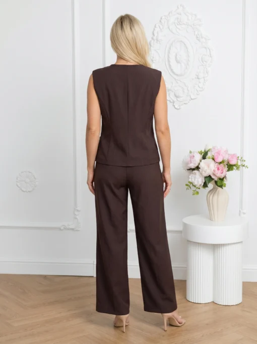 compleu-elegant-ciocolatiu-format-din-vesta-cu-nasturi-metalici-si-pantaloni