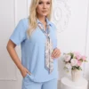 compleu-elegant-din-vascoza-cu-camasa-lejera-esarfa-decorativa-si-pantaloni