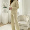 compleu-elegant-galben-cu-insertii-aurii-format-din-bluza-si-pantaloni