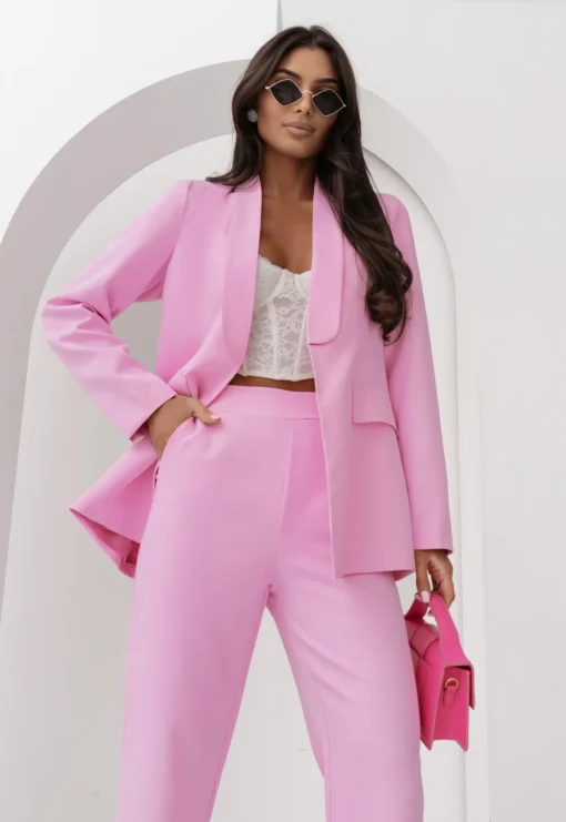 compleu-elegant-roz-format-din-sacou-cu-cordon-si-pantaloni-evazati