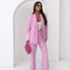 compleu-elegant-roz-format-din-sacou-cu-cordon-si-pantaloni-evazati