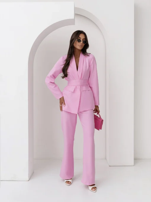 compleu-elegant-roz-format-din-sacou-cu-cordon-si-pantaloni-evazati