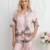 compleu-elegant-roz-pudrat-din-satin-cu-imprimeu-artistic-si-pantaloni-largi