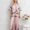 compleu-elegant-roz-pudrat-din-satin-cu-imprimeu-artistic-si-pantaloni-largi