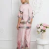 compleu-elegant-roz-pudrat-din-satin-cu-imprimeu-artistic-si-pantaloni-largi