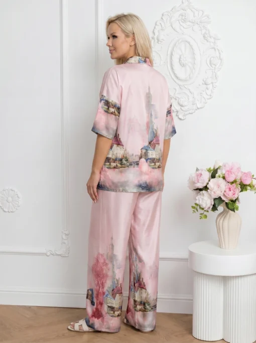compleu-elegant-roz-pudrat-din-satin-cu-imprimeu-artistic-si-pantaloni-largi