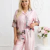 compleu-elegant-roz-pudrat-din-satin-cu-imprimeu-artistic-si-pantaloni-largi