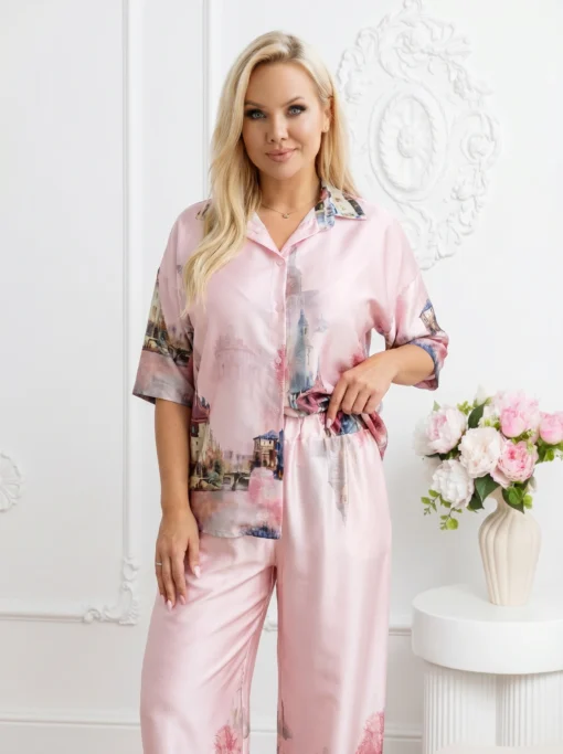 compleu-elegant-roz-pudrat-din-satin-cu-imprimeu-artistic-si-pantaloni-largi