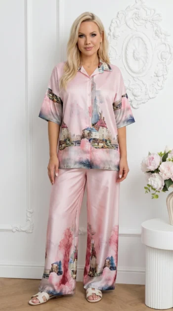 compleu-elegant-roz-pudrat-din-satin-cu-imprimeu-artistic-si-pantaloni-largi