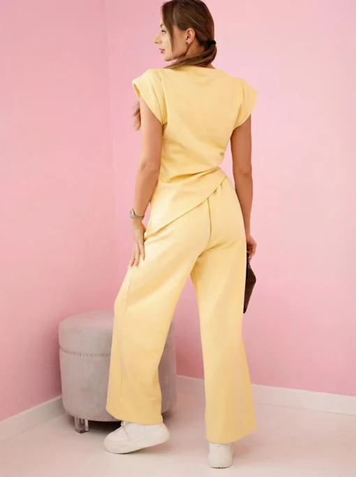 compleu-galben-elegant-cu-pantaloni-evazati-si-bluza-drapata