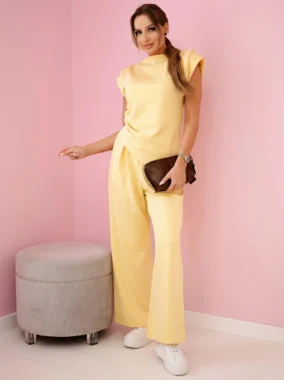 Compleu galben elegant cu pantaloni evazati si bluza drapata