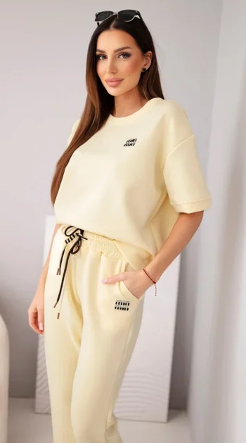 compleu-galben-pai-din-vascoza-cu-top-cu-maneca-scurta-si-pantaloni-cu-snur