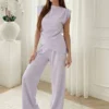 compleu-lila-elegant-cu-pantaloni-evazati-si-bluza-drapata