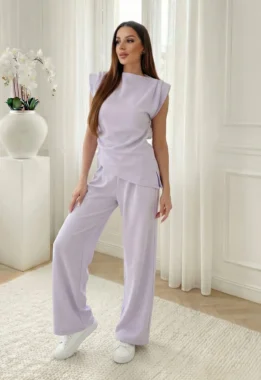 Compleu lila elegant cu pantaloni evazati si bluza drapata