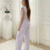 compleu-lila-elegant-cu-pantaloni-evazati-si-bluza-drapata