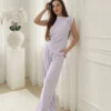 compleu-lila-elegant-cu-pantaloni-evazati-si-bluza-drapata