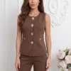 compleu-maro-din-tricot-fin-format-din-vesta-eleganta-cu-nasturi-aurii-floare-si-pantaloni-drepti
