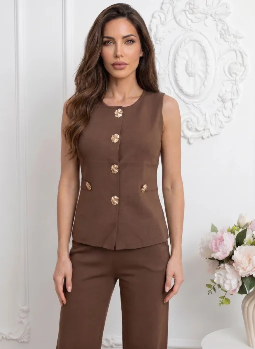 compleu-maro-din-tricot-fin-format-din-vesta-eleganta-cu-nasturi-aurii-floare-si-pantaloni-drepti