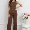 compleu-maro-din-tricot-fin-format-din-vesta-eleganta-cu-nasturi-aurii-floare-si-pantaloni-drepti