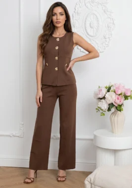 Compleu maro din tricot fin format din vesta eleganta cu nasturi aurii floare si pantaloni drepti