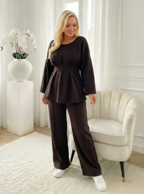 Compleu maro elegant cu bluza cambrata si funda la spate