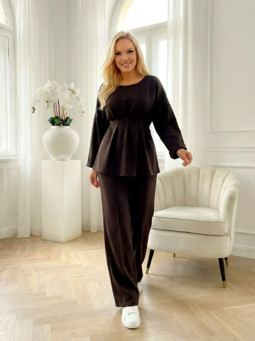 compleu-maro-elegant-cu-bluza-cambrata-si-funda-la-spate