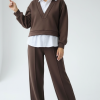 compleu-maro-elegant-cu-pantaloni-evazati-si-bluza-cu-guler-si-baza-tip-camasa