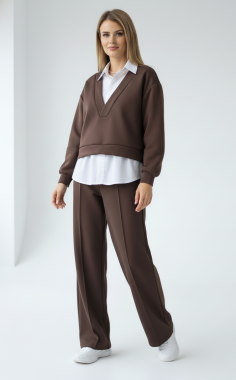 Compleu maro elegant cu pantaloni evazati si bluza cu guler si baza tip camasa