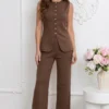 compleu-maro-format-din-vesta-eleganta-cu-nasturi-aurii-si-pantaloni-drepti