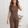 compleu-maro-format-din-vesta-eleganta-cu-nasturi-aurii-si-pantaloni-drepti