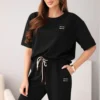 compleu-negru-din-vascoza-cu-top-cu-maneca-scurta-si-pantaloni-cu-snur