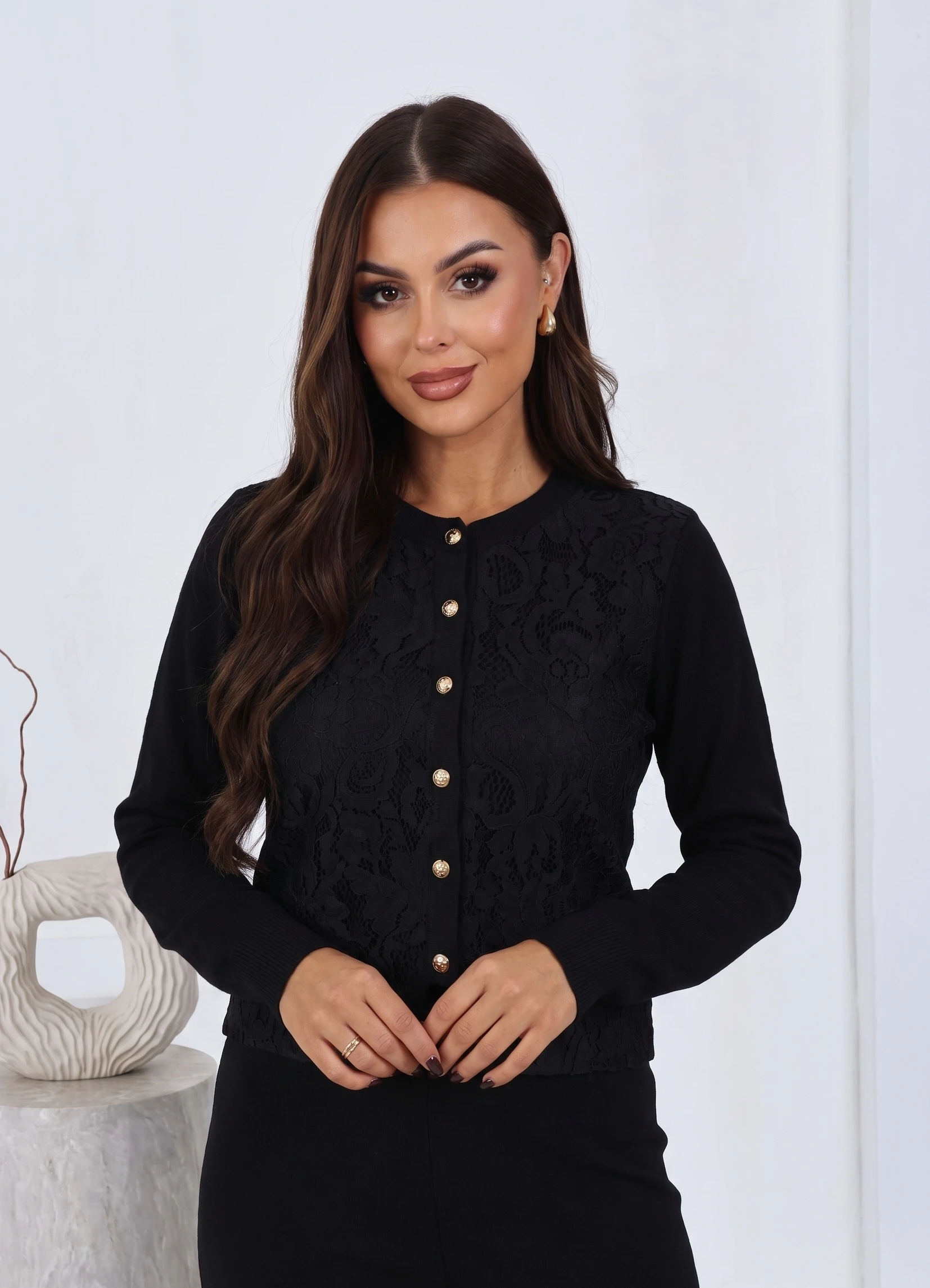 Compleu elegant din tricot cu dantela si nasturi metalici