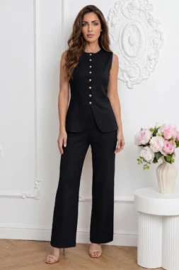 Compleu negru format din vesta eleganta cu nasturi aurii si pantaloni drepti