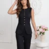 compleu-negru-format-din-vesta-eleganta-cu-nasturi-aurii-si-pantaloni-drepti