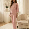 compleu-roz-pal-format-din-bluza-cu-mansete-contrastante-si-pantaloni
