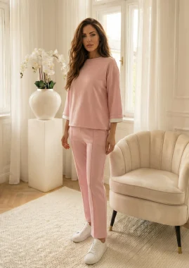 Compleu roz pal format din bluza cu mansete contrastante si pantaloni