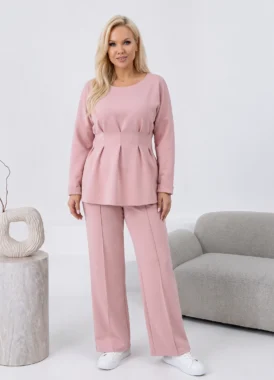 Compleu roz pudra elegant cu bluza cambrata si funda la spate