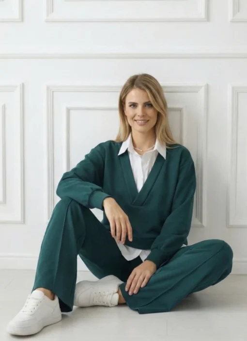 compleu-verde-elegant-cu-pantaloni-evazati-si-bluza-cu-guler-si-baza-tip-camasa