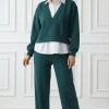 compleu-verde-elegant-cu-pantaloni-evazati-si-bluza-cu-guler-si-baza-tip-camasa